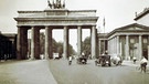 Der Ball rollt durchs Brandenburger Tor | Bild: Hubertus Wiendl