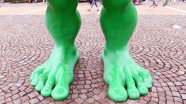 Grüne Riesenfüße aus der Figurengruppe "Reisende Riesen im Wind" (Sylt) | Bild: picture-alliance/dpa