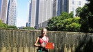 Ruth Geiersberger mit Akkordeon vor japanischen Wolkenkratzern | Bild: Ruth Geiersberger
