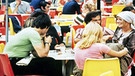 Junge Leute im Boulevardcafe Citta 2000 | Bild: picture-alliance/dpa