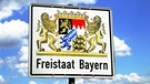 Freistaat Bayern-Schild | Bild: picture-alliance/dpa/CHROMORANGE/Bilderbox