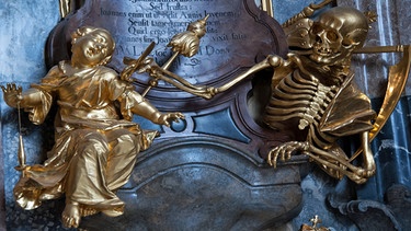 Der Gevatter Tod ist als goldenes Skelett im Vorraum der Asamkirche in München zu sehen | Bild: picture-alliance/dpa / Amelie Sachs