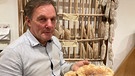 Bäcker Johann Grandi mit Schüttelbroten | Bild: Johannes Marchl