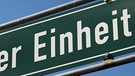 Straßenschild "Straße der Einheit" | Bild: picture-alliance/dpa