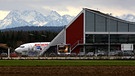Der Allgäu Airport in Memmingen vor der Kulisse der Alpen | Bild: picture-alliance/dpa/Karl-Josef Hildenbrand