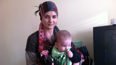 Tschetschenische Flüchtlingsmutter mit Sohn in Dingolshausen | Bild: BR-Mainfranken/Achim Winkelmann