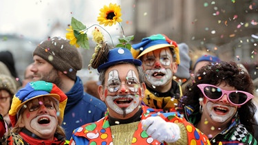 Besucher in Clown-Kostümen werfen am 14.02.2010 in Nürnberg (Bayern) beim Faschingsumzug mit Konfetti. | Bild: picture-alliance/dpa
