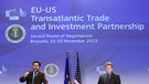 TTIP: Der Verhandlungsführer der EU, Ignacio Garcia Bercero (r), und der Verhandlungsführer der USA, Dan Mullaney (l), auf einer Pressekonferenz am letzten Tag der Verhandlungen für das Transatlantische Freihandelsabkommen (TTIP) in Brüssel, Belgien im November 2013 | Bild: picture-alliance/dpa