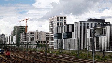 Moderne Architektur rund um den Arnulfpark bei der Münchner Hackerbrücke. Blick von der Brücke.	 | Bild: SZ/ Veronica Laber