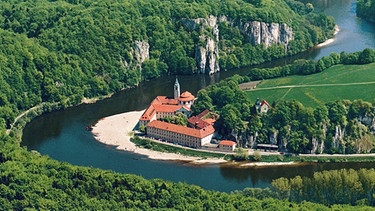 Das Luftbild zeigt das Kloster Weltenburg (Niederbayern) in Kehlheim an der Donau.  | Bild: picture-alliance/dpa