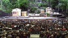 Luisenburg-Festspiele 2001: Unter das Dach der Zuschauertribüne passen 1700 Besucher | Bild: picture-alliance/dpa