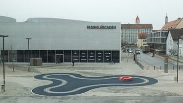 Die Pasing Arcaden im Münchner Stadtteil Pasing. Der Komplex hat eine Gesamtfläche von 26.000 m² und bietet auf 14.000 m² Platz für 90 Läden und Boutiquen.  | Bild: picture-alliance/dpa