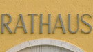 Der Schriftzug vom Rathaus in Landau an der Isar (Niederbayern) | Bild: picture-alliance/dpa