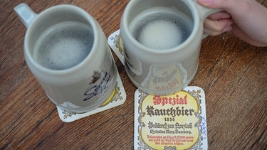 Zwei Steinkrüge mit Rauchbier im Biergarten Spezial-Keller in Bamberg (Bayern) | Bild: picture-alliance/dpa