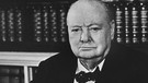 Winston Churchill, britischer Premier- und Verteidigungsminister, aufgenommen 1943 an seinem Schreibtisch in seinem Amtssitz No. 10 Downing Street in London. | Bild: picture-alliance/dpa