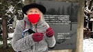 Juden in Serbien - Ester Bajer vor einer Gedenktafel aus sozialistischer Zeit. | Bild: BR / Andrea Beer