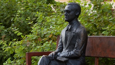 Statue von Federico Garcia Lorca auf einer Bank sitzend in Granada | Bild: picture alliance / imageBROKER | Hans Zaglitsch