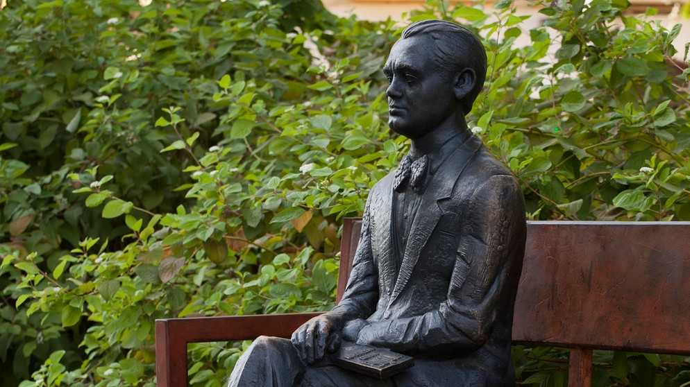 Statue von Federico Garcia Lorca auf einer Bank sitzend in Granada | Bild: picture alliance / imageBROKER | Hans Zaglitsch