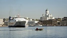 Eine Fähre fährt in Helsinki an der protestantischen Kathedrale und dem Marktplatz am Hafen vorbei | Bild: picture-alliance/dpa