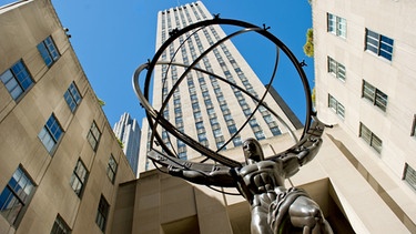 Die Atlas-Statue des Künstlers Lee Lawrie vor dem Rockefeller Center in New York, aufgenommen am 23.09.2012.  | Bild: picture-alliance/dpa