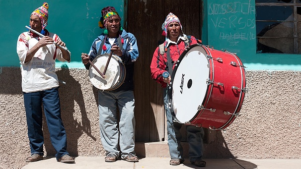 3 Musiker aus Peru, Region Cusco: 2 trommeln, einer spielt Flöte - alle 3 tragen bunte Strickmützen | Bild: picture-alliance/dpa