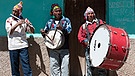 3 Musiker aus Peru, Region Cusco: 2 trommeln, einer spielt Flöte - alle 3 tragen bunte Strickmützen | Bild: picture-alliance/dpa