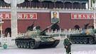 Soldaten und Panzer sichern den Platz des himmlischen Friedens (Tiananmen-Platz) in Peking am 09.06.1989 | Bild: picture alliance / AFP