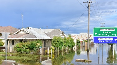 Australien, Forbes: Häuser stehen Anfang November 2022 im Hochwasser, nachdem Regenfälle die Flüssen haben über die Ufer treten lassen. Die Region New South Wales ist weiterhin in Alarmbereitschaft.  | Bild: dpa-Bildfunk/Lucy Cambourn