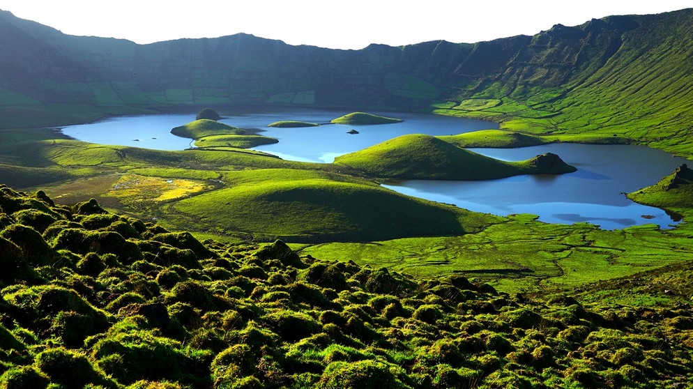 Die Azoren-Insel Corvo ist ein mächtiger alter Vulkankegel. Kraterseen machen die Caldera fruchtbar, teils sehr sumpfig. | Bild: BR/NDR/ORF Universum/Erich Pröll