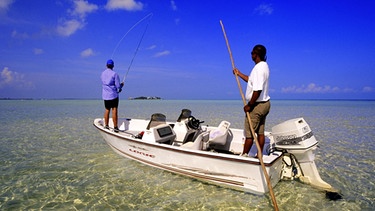 Fischer im Boot im karibischen Cayo Espanto, Belize | Bild: picture alliance/Bildagentur-online