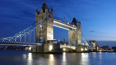 Die beleuchtete Tower Bridge in London | Bild: colourbox.com