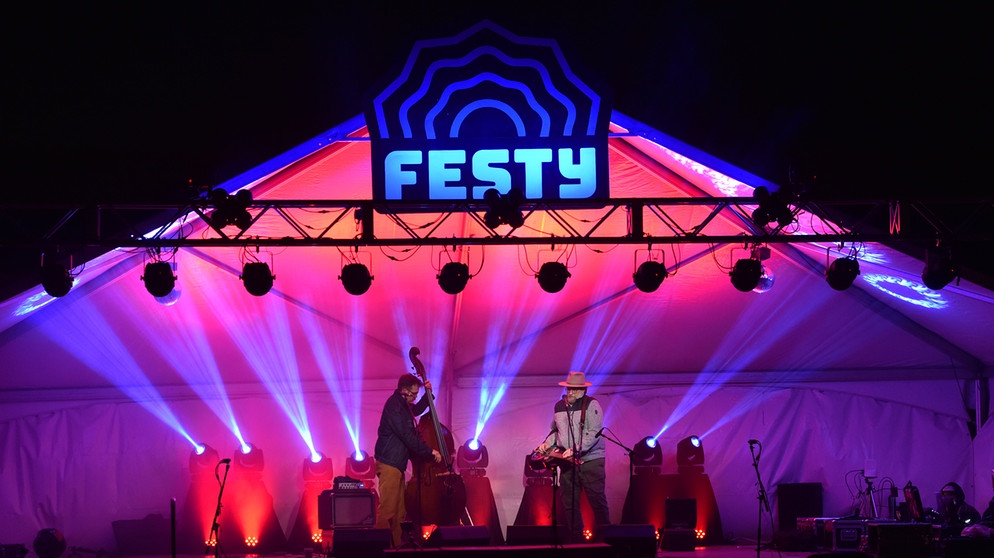 Jerry Douglas und Daniel Kimbro spielen Bluegrass Musik am Festy 2020 Festival in Earlysville, Virginia, im Oktober 2020 | Bild: picture alliance / ZUMAPRESS.com | Jeff Moore