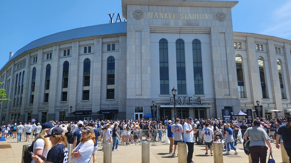 Baseball-Fans sind zu einem Spiel der TB Rays und NY Yankees zum Yankee Stadium in die Bronx gekommen. | Bild: picture alliance / ZUMAPRESS.com | Leco Viana