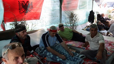 Ehemalige politische Häftlinge aus der Hoxha-Ära 2012 im Hungerstreik | Bild: picture-alliance/dpa