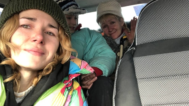 Selfie von Alevtina Shvetsova und ihrer Familie im Auto auf der Flucht raus aus Mariupol | Bild: privat