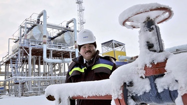 Mitarbeiter der Gas-Förderanlage im sibirischen Novy Urengoi | Bild: picture-alliance/ dpa