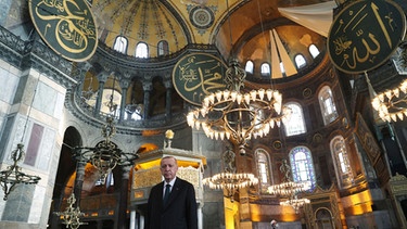 Recep Tayyip Erdogan, Präsident der Türkei, steht nach dem Freitagsgebet in der Hagia Sophia.  | Bild: dpa-Bildfunk/Uncredited