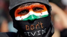 Ein Demonstrant angemalt mit den indischen Nationalfarben und einer Gesichtsmaske mit der Aufschrift "Don't divide us" | Bild: BR / Bernd Musch-Borowska