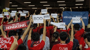 Hongkonger Fußballfans buhen die chinesische Hymne aus  | Bild: dpa-Bildfunk / Kin Cheung