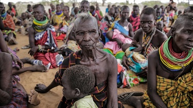 Dorfbewohner von Lomoputh im Norden Kenias. | Bild: picture alliance / ASSOCIATED PRESS | Brian Inganga