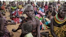 Dorfbewohner von Lomoputh im Norden Kenias. | Bild: picture alliance / ASSOCIATED PRESS | Brian Inganga