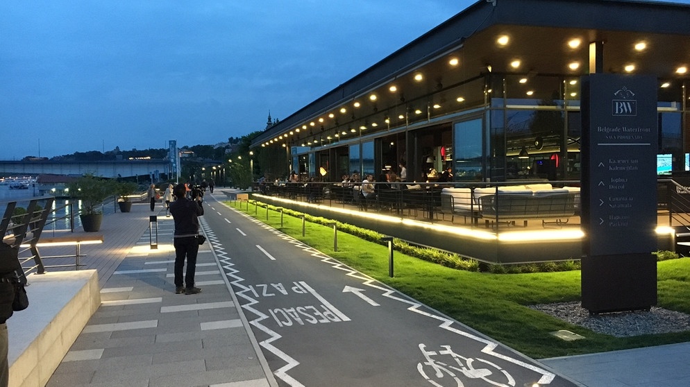 So soll das „neue Belgrad“ aussehen: das erste schicke „Waterfront“-Café am Ufer der Save hat schon eröffnet.  | Bild: BR / Ralf Borchard