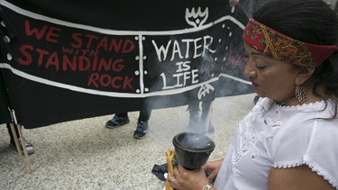 Native Americans zeigen 2016 bei einer Demonstration in Chicago ihre Solidarität mit dem Stamm der Sitting Rock Sioux und deren Einsatz gegen den Bau einer Pipeline | Bild: picture alliance / ZUMAPRESS.com | Rick Majewski