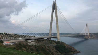 Neue achtspurige Auto- und Eisenbahnbrücke in Istanbul | Bild: BR / Christian Buttkereit