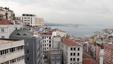 Blick auf eine Baustelle (vorne) und den Bosporus (hinten) in Istanbul | Bild: BR