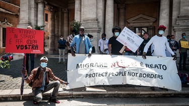 Migranten und Flüchtlinge protestieren im Juni 2020 auf dem Campidoglio in Rom gegen die Flüchtlingspolitik in Corona-Zeiten | Bild: picture alliance / NurPhoto