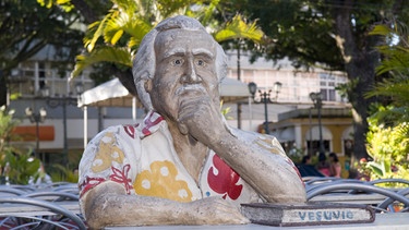 Plastik des Schriftstellers Jorge Amado auf der Terrasse des Cafés Vesuvio vor der Kathedrale Sao Sebastiao, Ilhéus, Bahia, Brasilien, Südamerika | Bild: picture alliance/imageBROKER