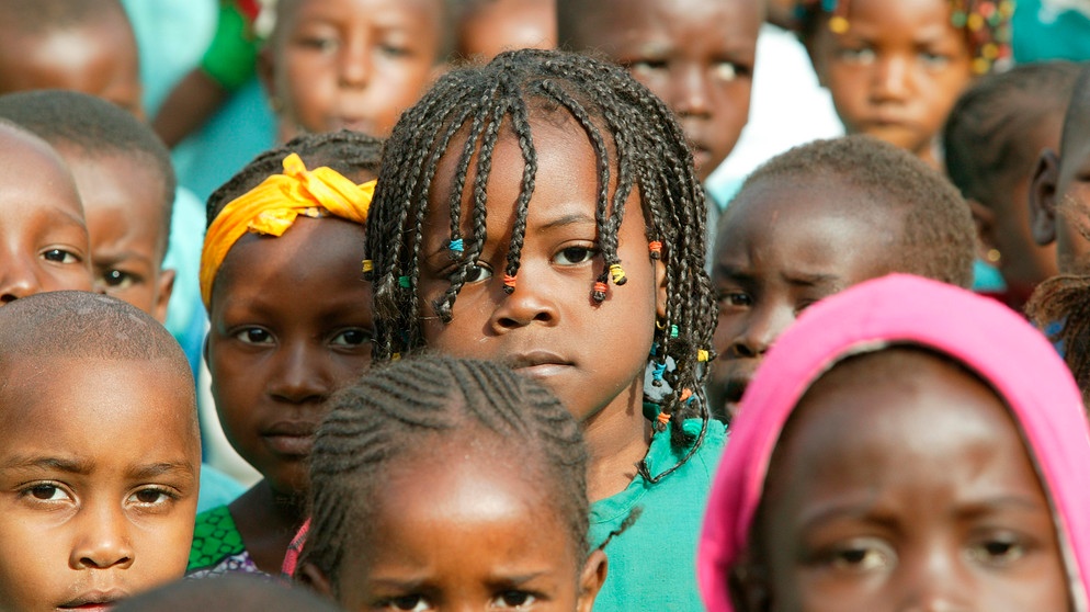 Kinder in Afrika | Bild: picture alliance / imageBROKER | Heiner Heine
