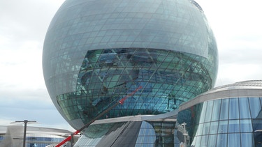Die Glaskugel "Sphäre" ist ein Wahrzeichen der Expo in Astana, Kasachstan, 2017 | Bild: picture-alliance/dpa
