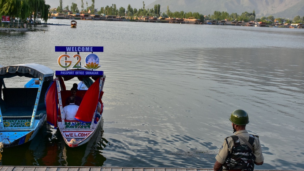 Indien, Srinagar: Ein paramilitärischer Soldat steht vor dem G20-Gipfel im Mai 2023 am Ufer des Dal-Sees.  | Bild: dpa-Bildfunk/Saqib Majeed